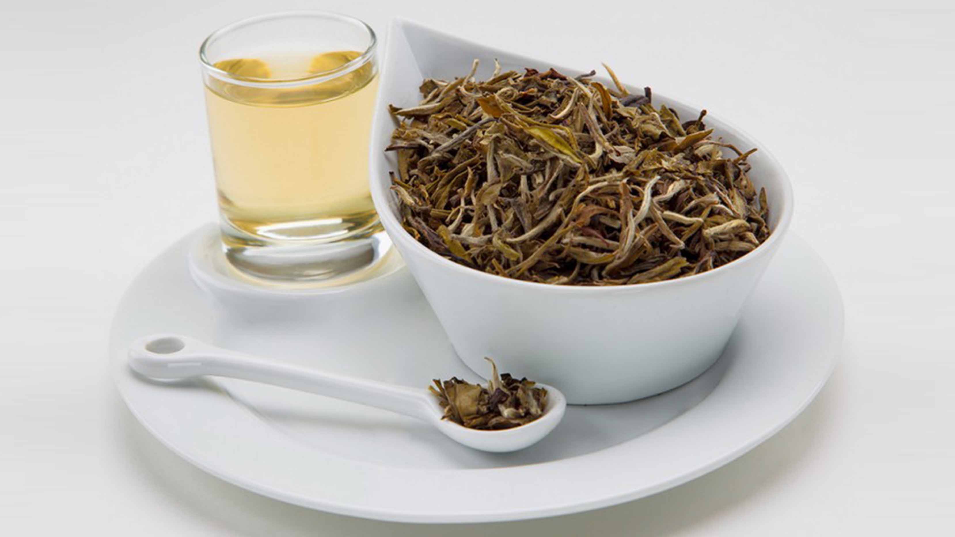 Китайские чаи польза и вред. Белый китайский чай. Белый чай Китай. Белый чай китайский чай. Белый чай с чаинками.